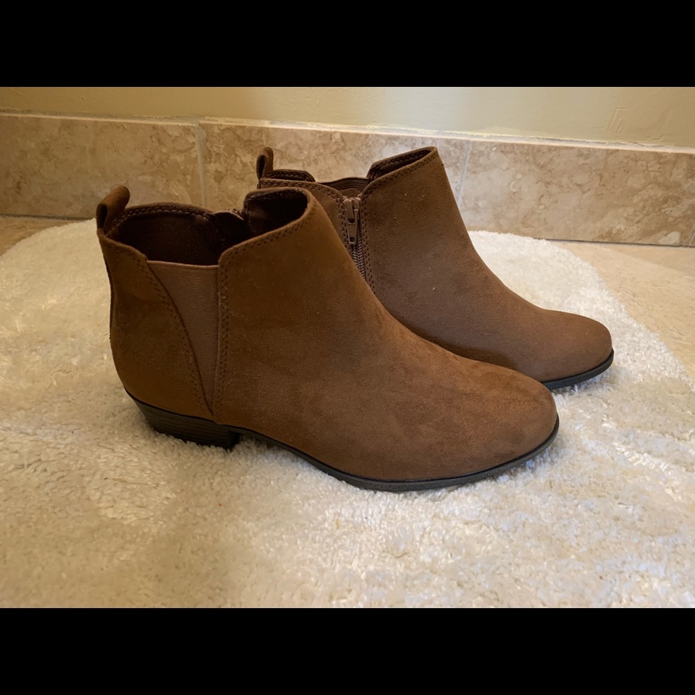 NWOB brown ankle boots. Size 9.5